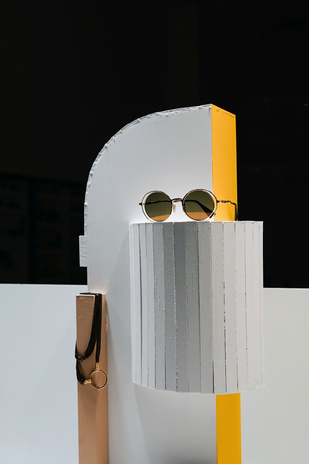 Eine Sonnenbrille, die auf einem Blatt Papier sitzt