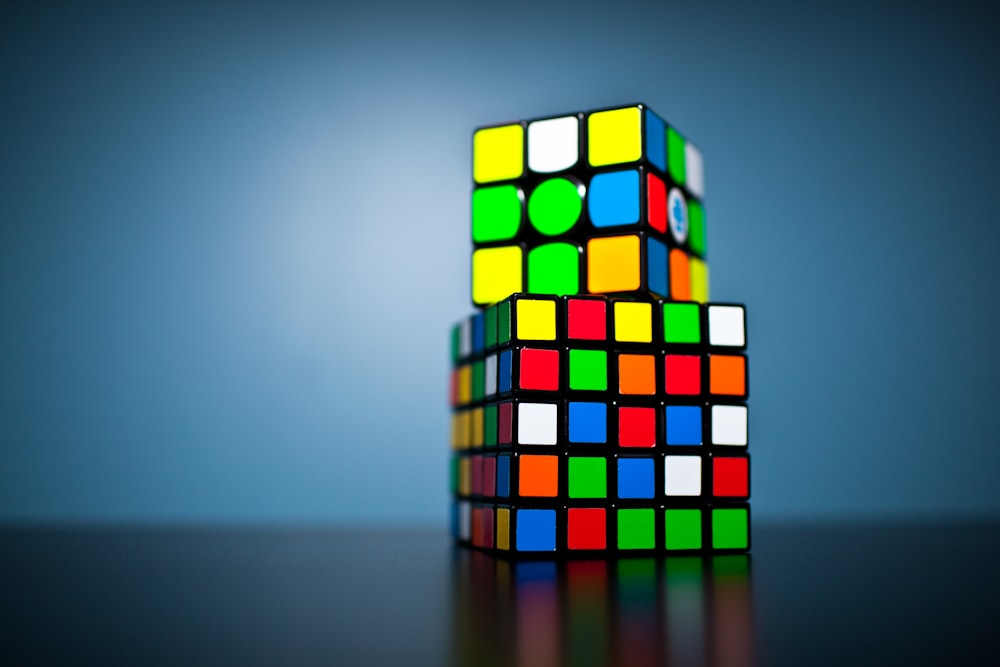 Un cube Rubik assis sur une table
