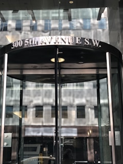 Front entrance of 420 Lexington Ave, New York, showcasing the building where Same Day Carpet Cleaning Grand Central NYC operates.
