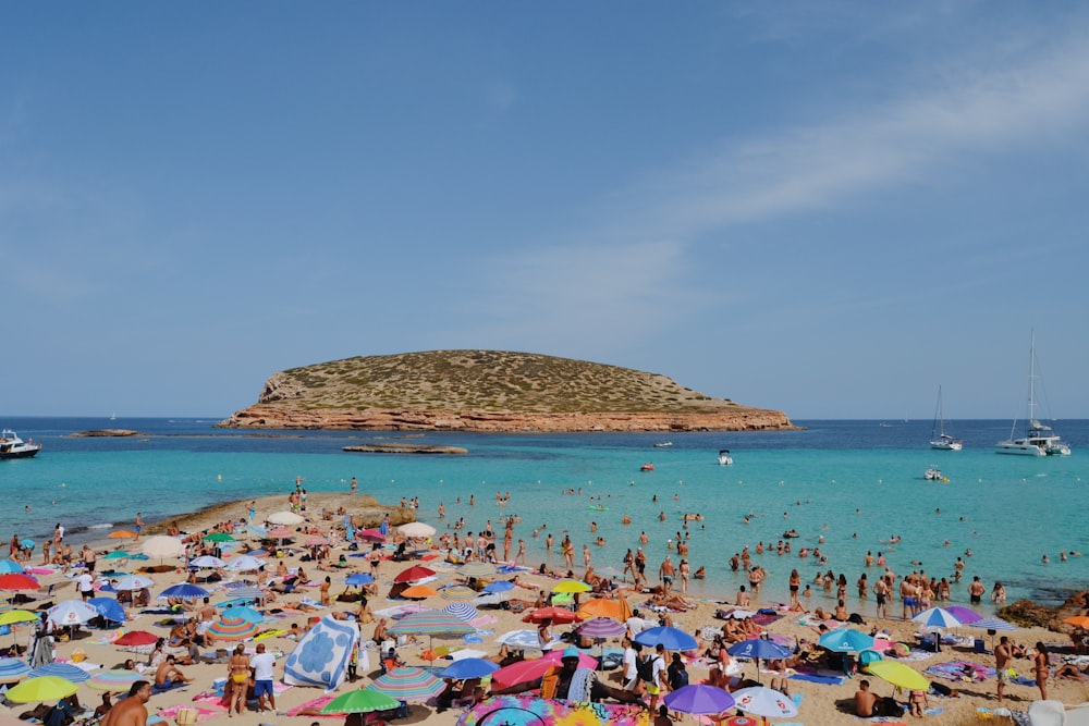 les gens au bord de la mer