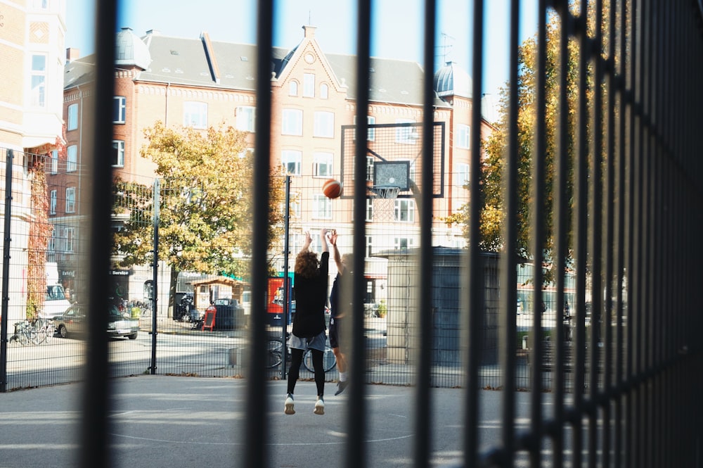 Person, die Basketball spielt
