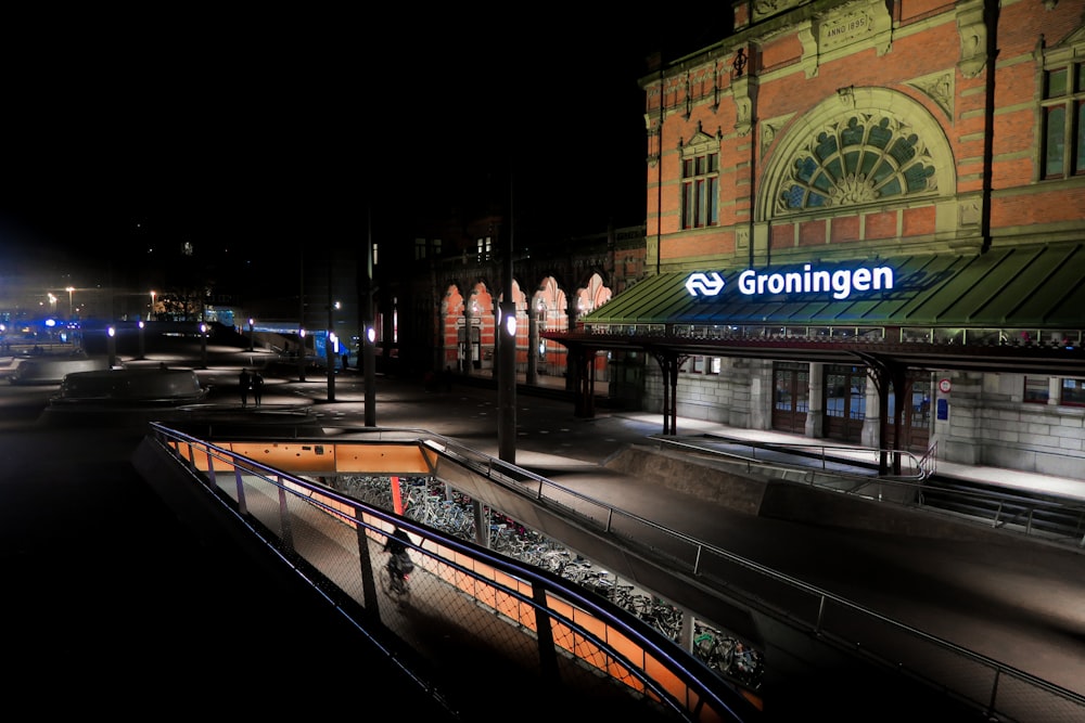 Señalización de Groningen en el techo de metal verde
