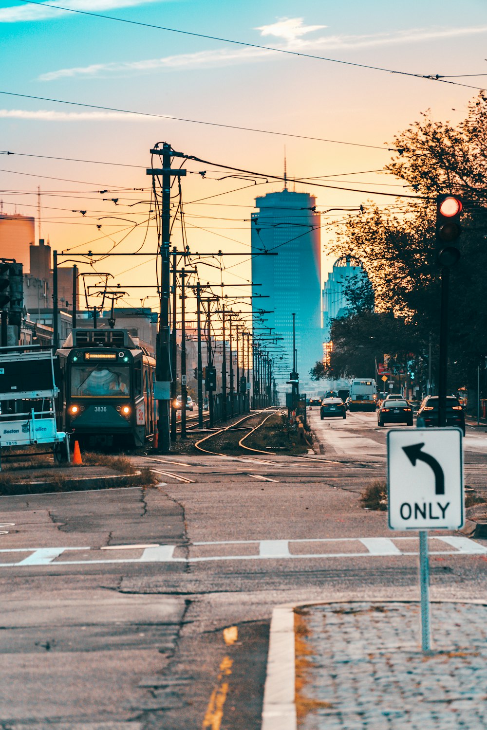 tram grigio durante il giorno