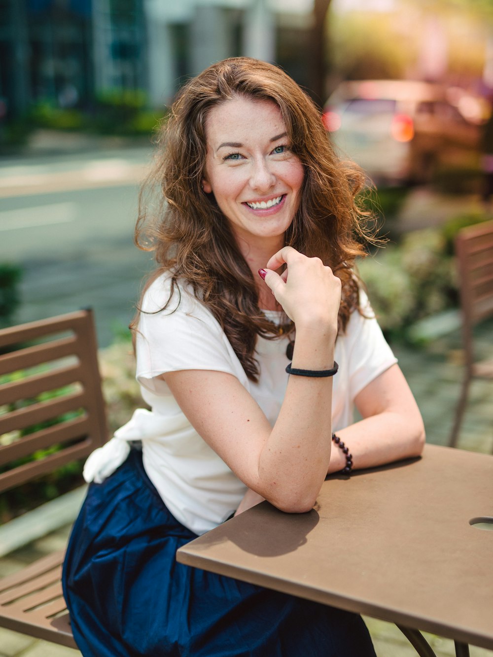 mujer sentada frente a la mesa del comedor