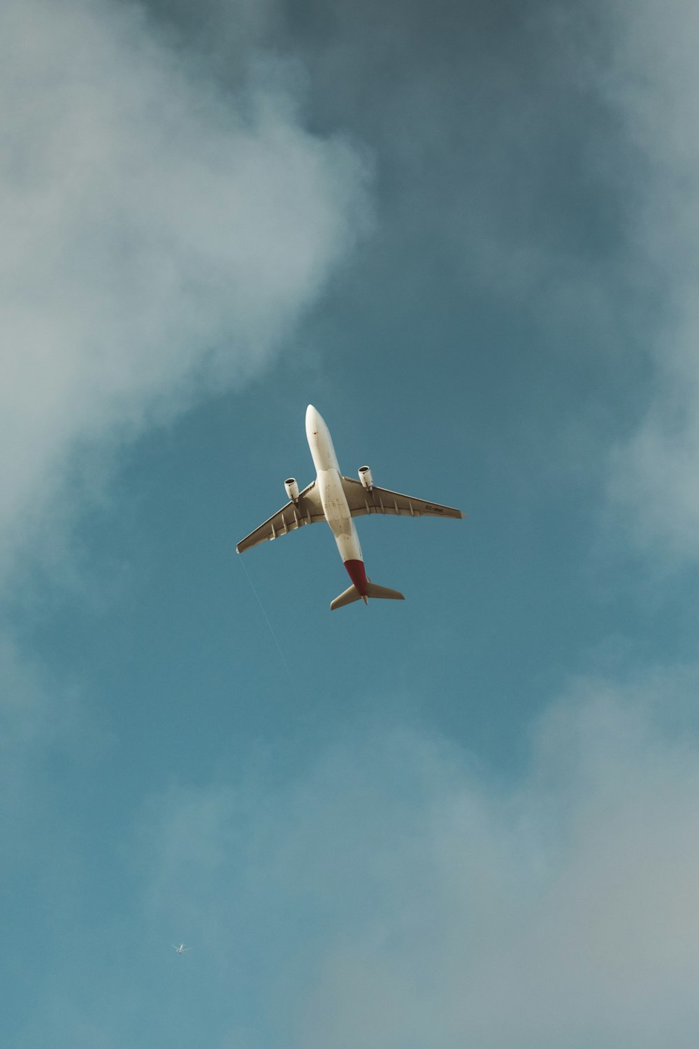 white airliner in sky