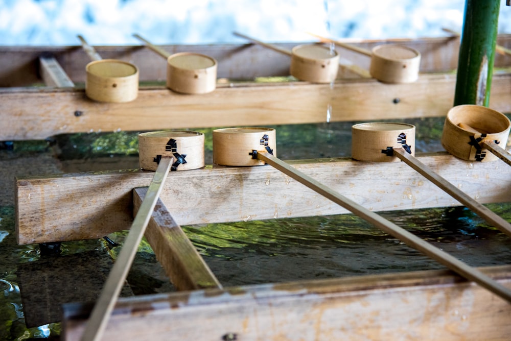 un groupe de bols en bois assis sur une table