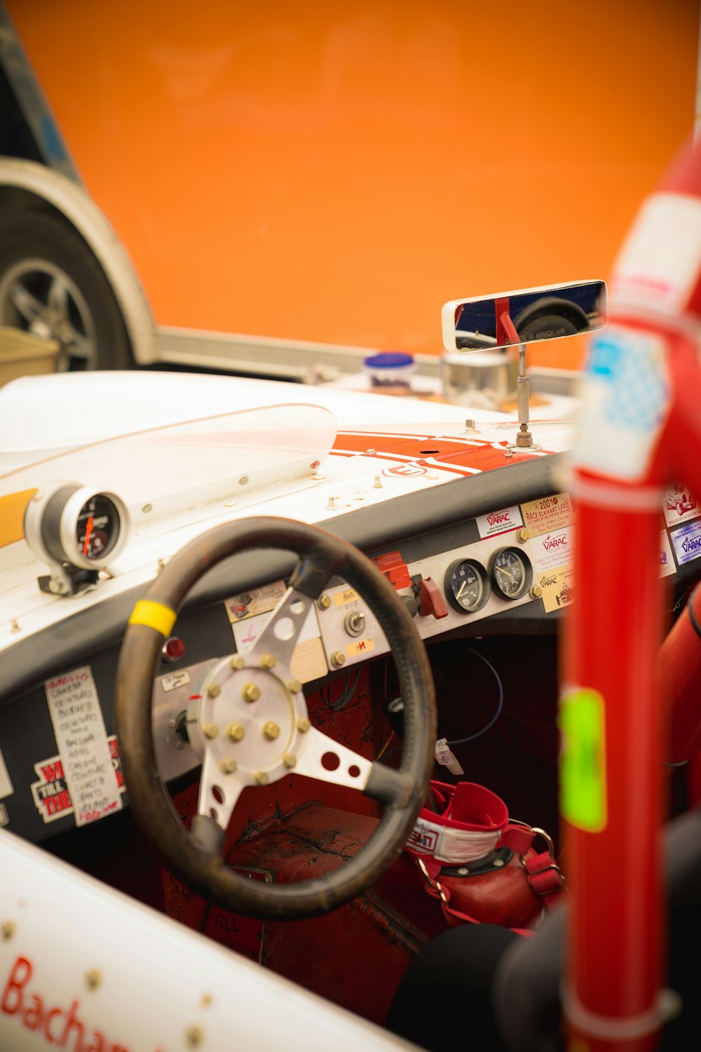 grey vehicle steering wheel