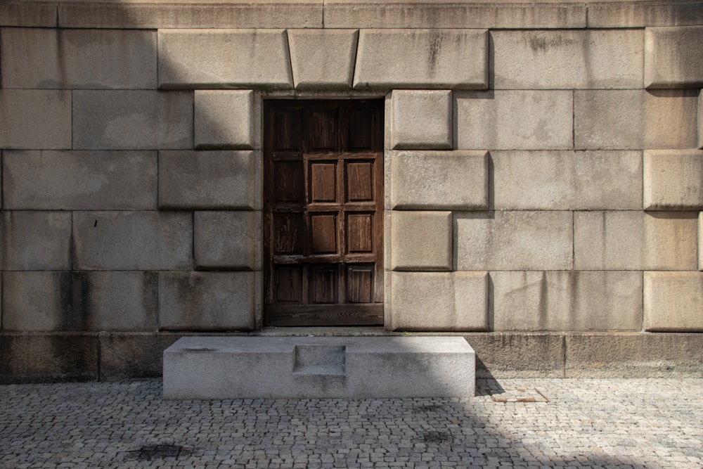 porta de madeira marrom fechada