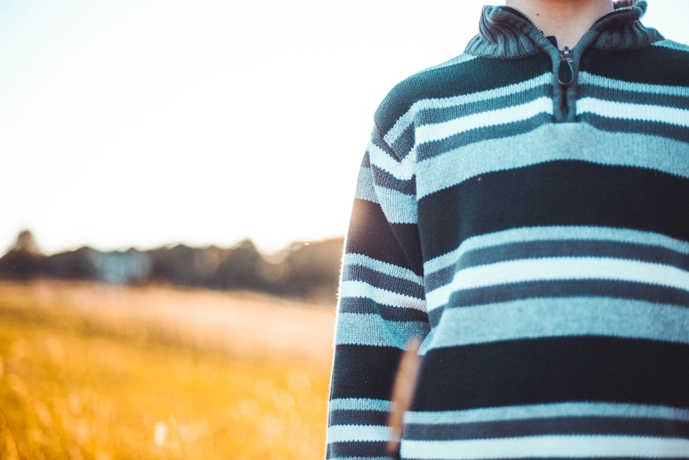 Camisa feminina listrada preta e azul de manga comprida