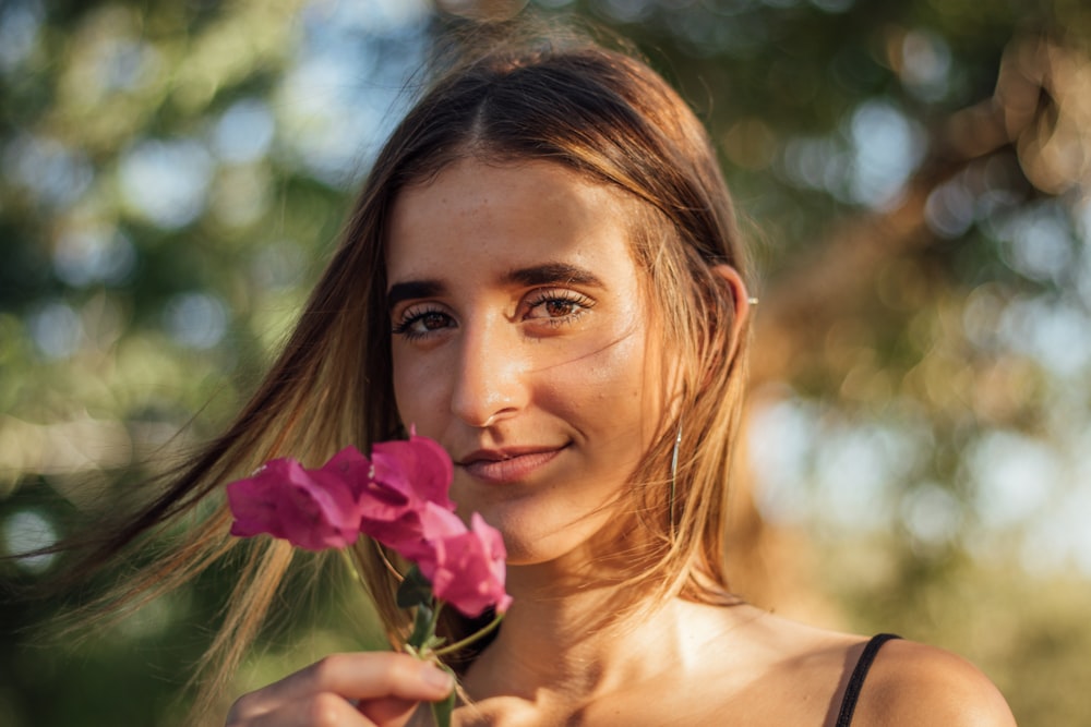 ピンクの花を持つ女性