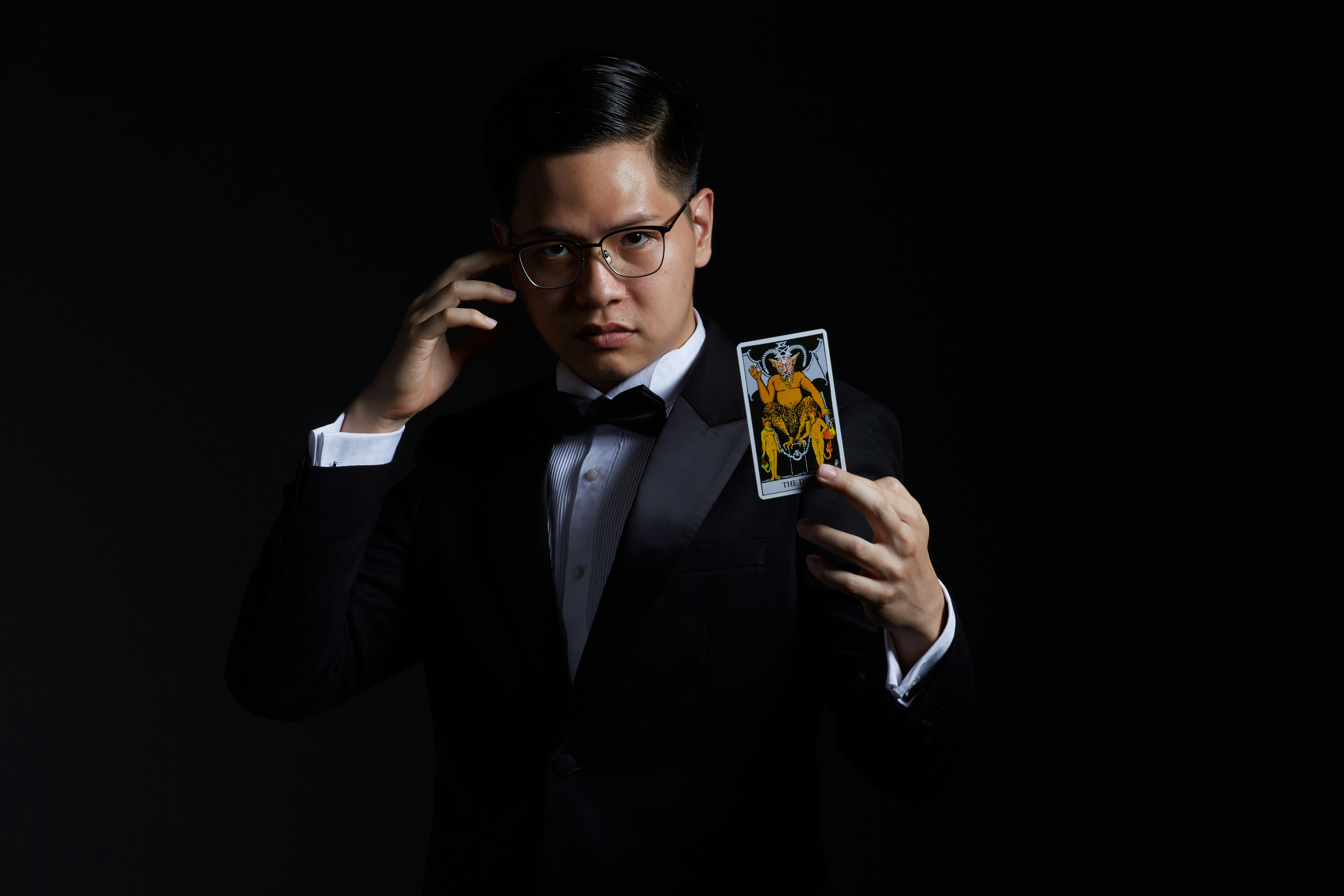 homme tenant une carte sur la photographie de mise au point