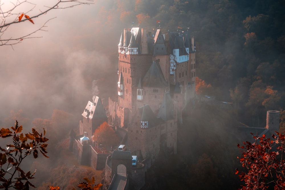 Braune Betonburg umgeben von Bäumen