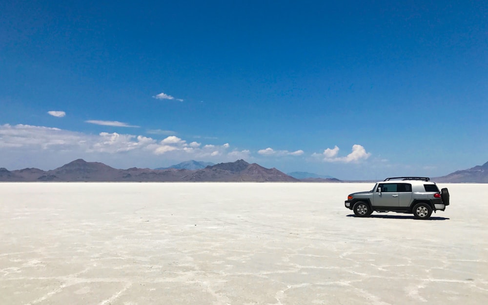 SUV gris sur le désert