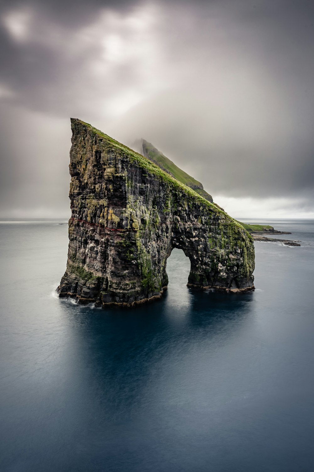 îlot gris et vert par temps nuageux