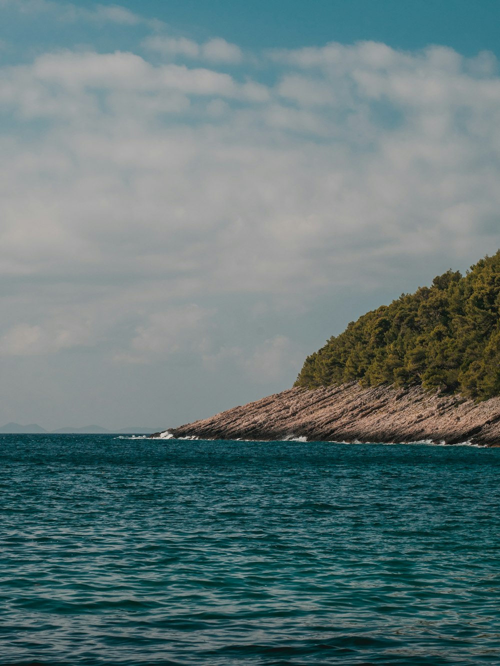 cuerpo de agua bajo el cielo blanco nublado