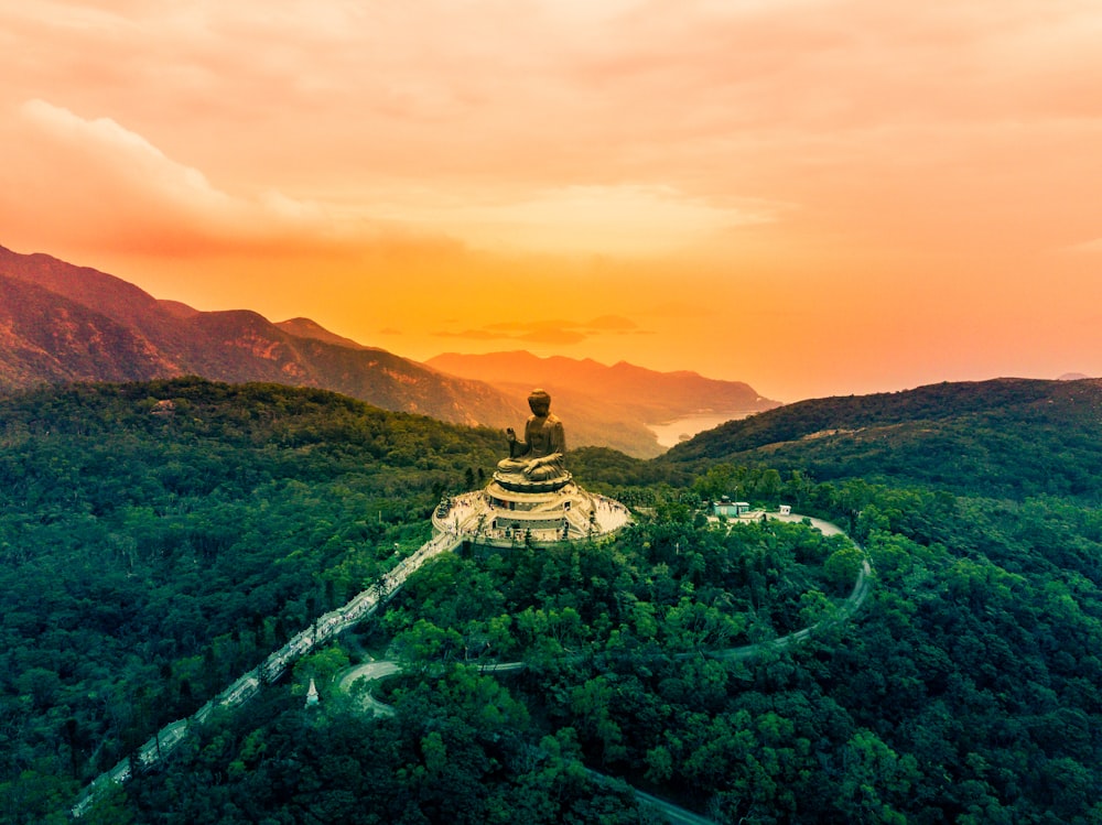 森の中心にある寺院に座っている仏陀像