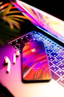 AirPods Sobre Macbook