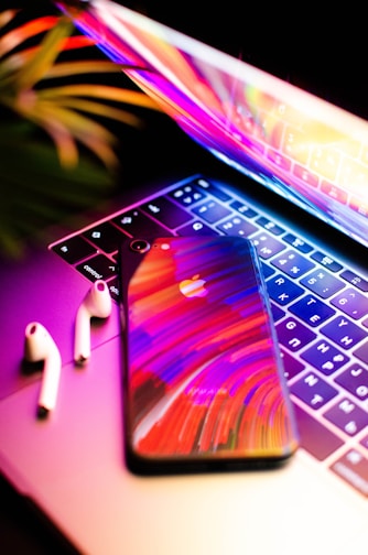 AirPods Sobre Macbook