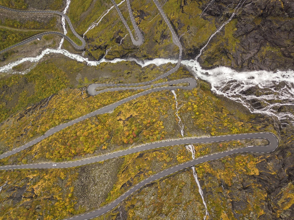 Veduta aerea della strada a zig-zag