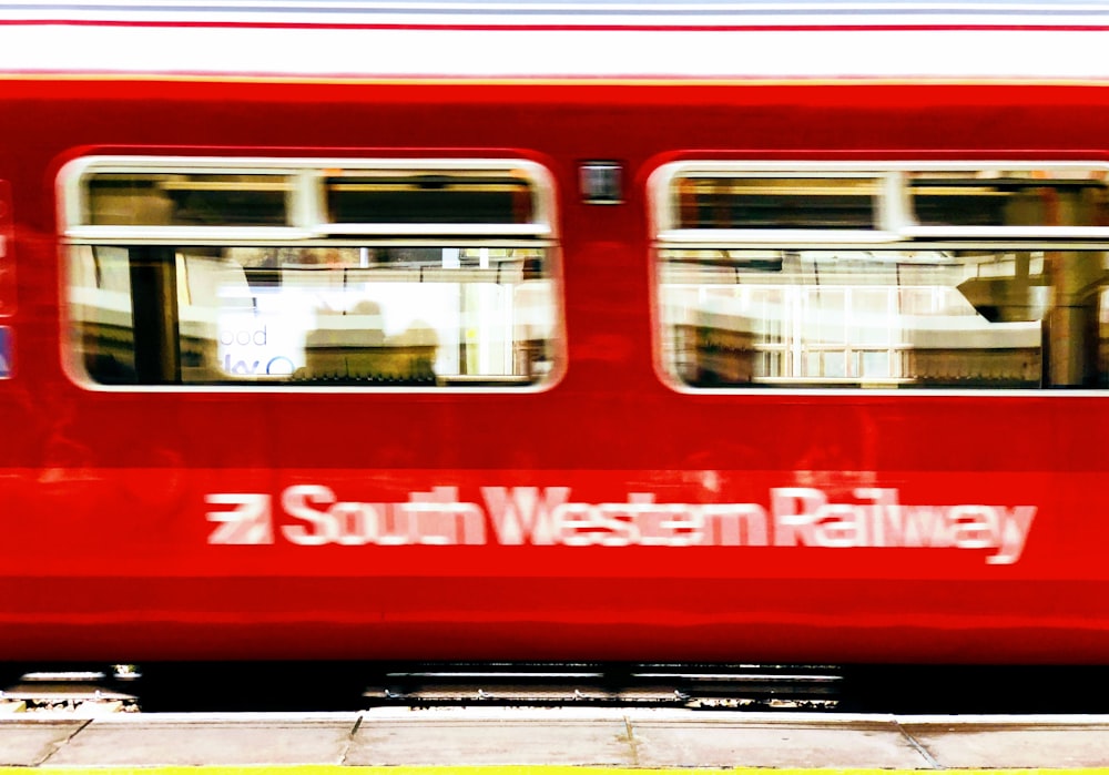 赤いサウス・ウェスタン鉄道の列車