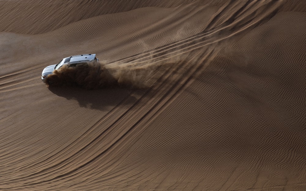 SUV blanc sur le désert