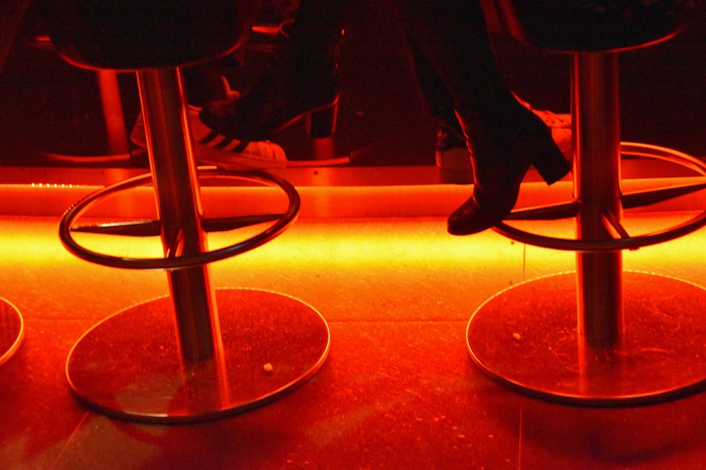 personne assise sur un tabouret de bar