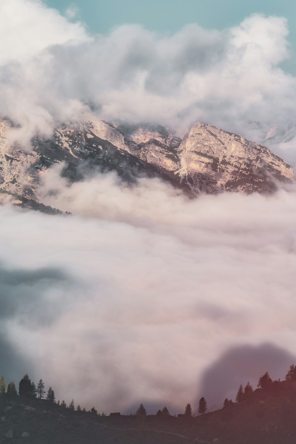 Berg mit Nebel bedeckt