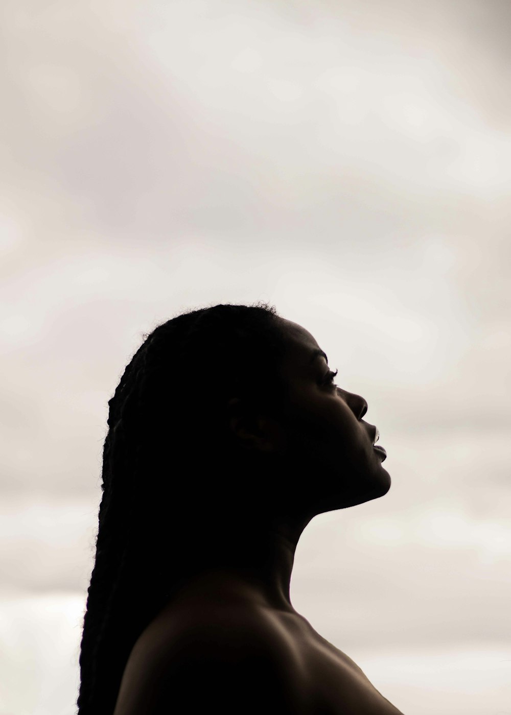Femme africaine, regard tourné vers la lumière