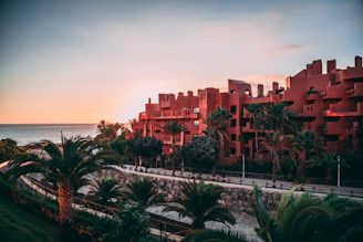 Complejo turístico en el sur de Tenerife al atardecer