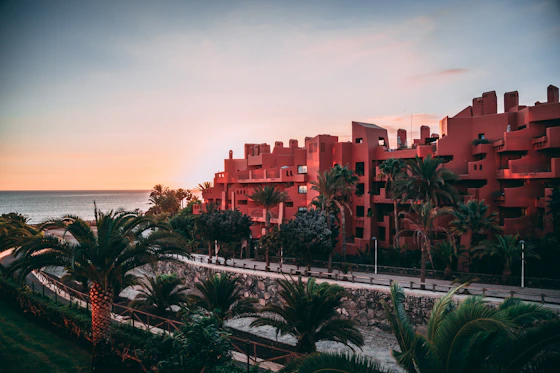 Complejo turístico en el sur de Tenerife al atardecer