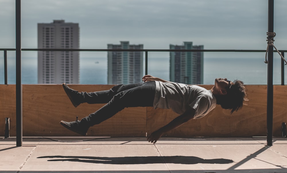 homme dans les airs