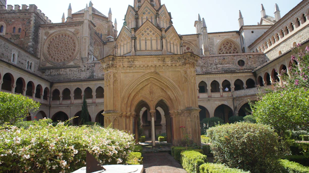 Vista aérea del convento histórico con sus patios y jardines en el centro de Granada.