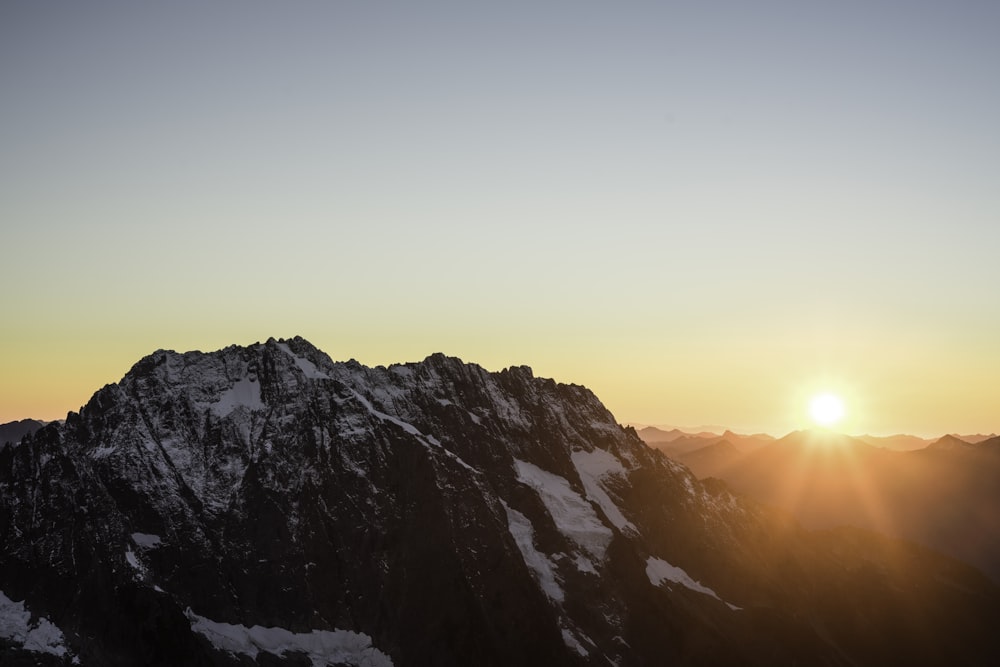 montagna innevata durante l'alba