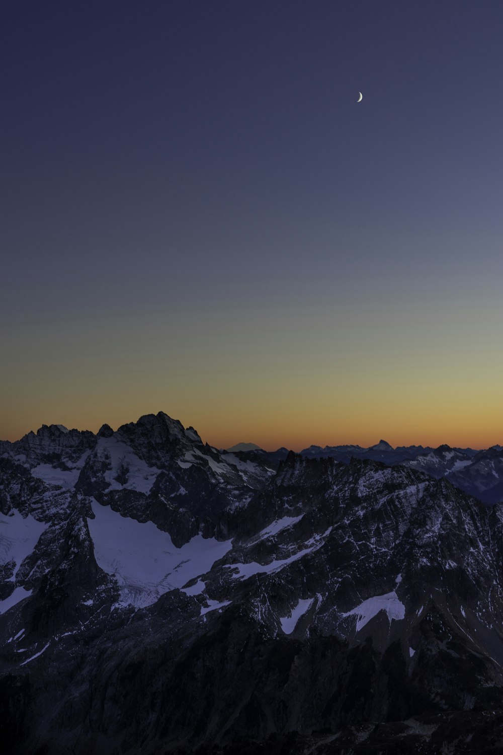 Schneebedeckter Berg während der goldenen Stunde