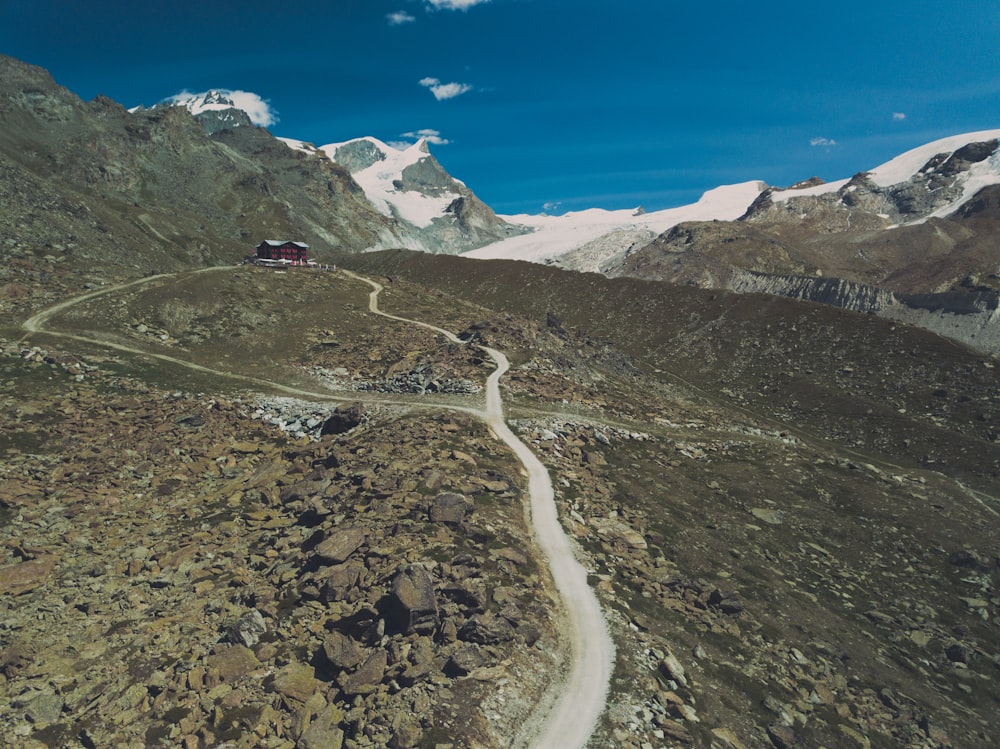 Foto aérea de la carretera en Rock Mountain durante el día