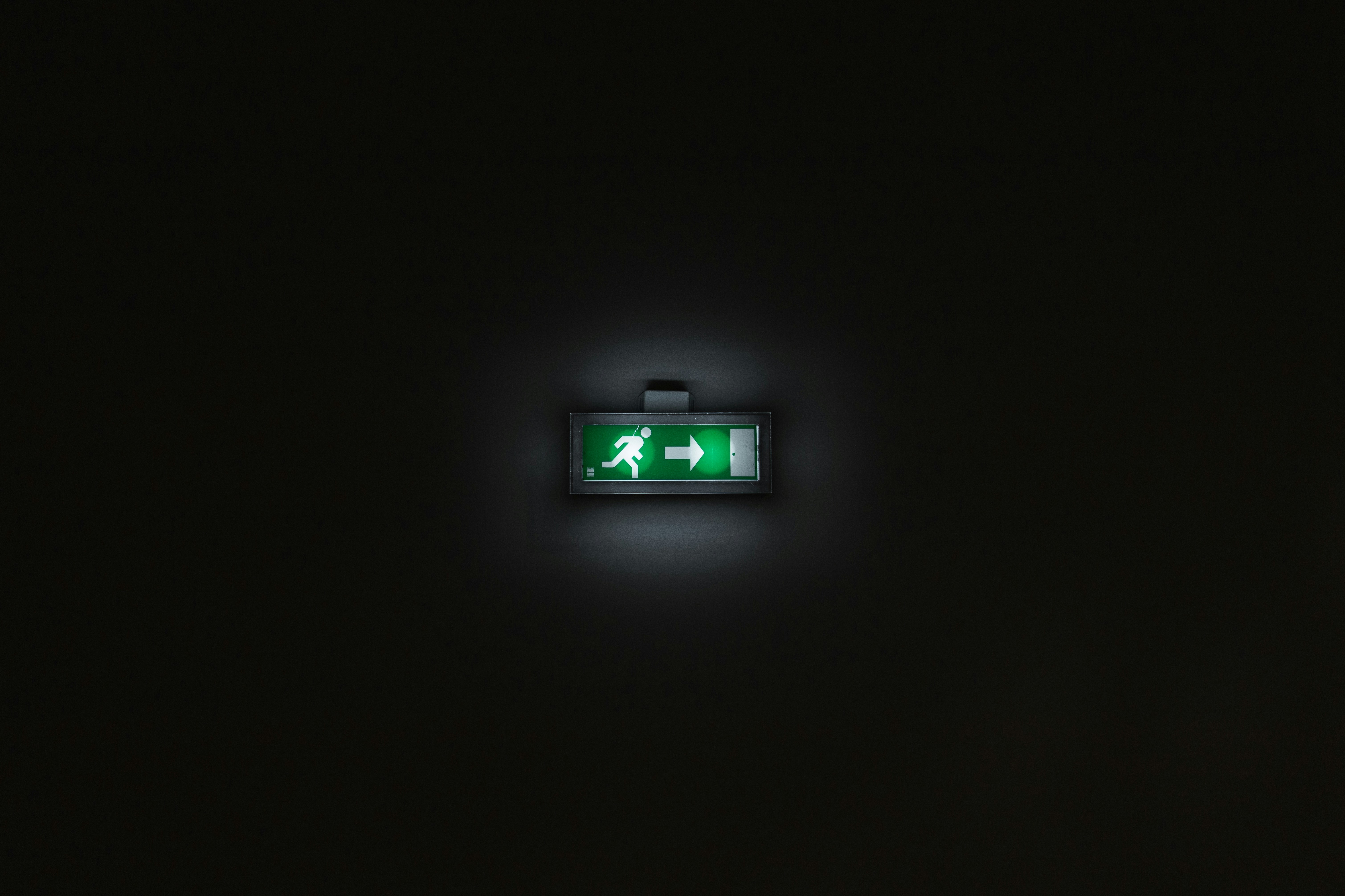 walk and green arrow sign