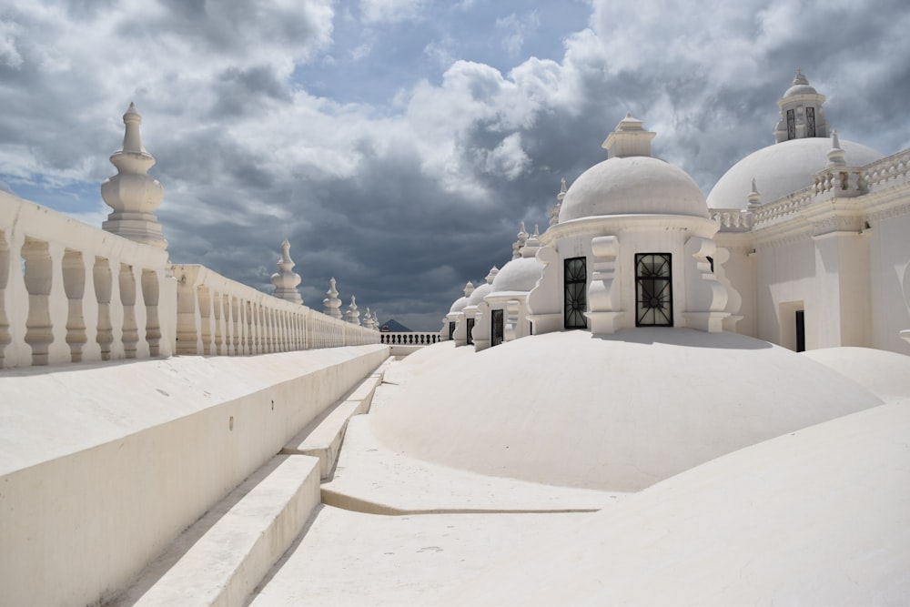 Edificio de cúpula blanca bajo cielo nublado