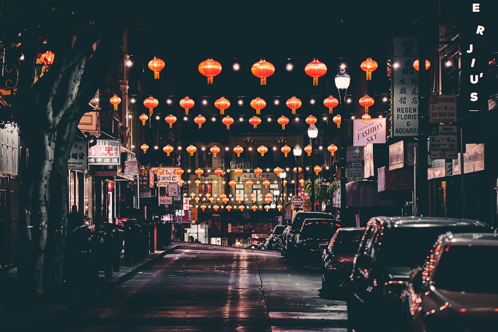 Linternas chinas en la calle por la noche