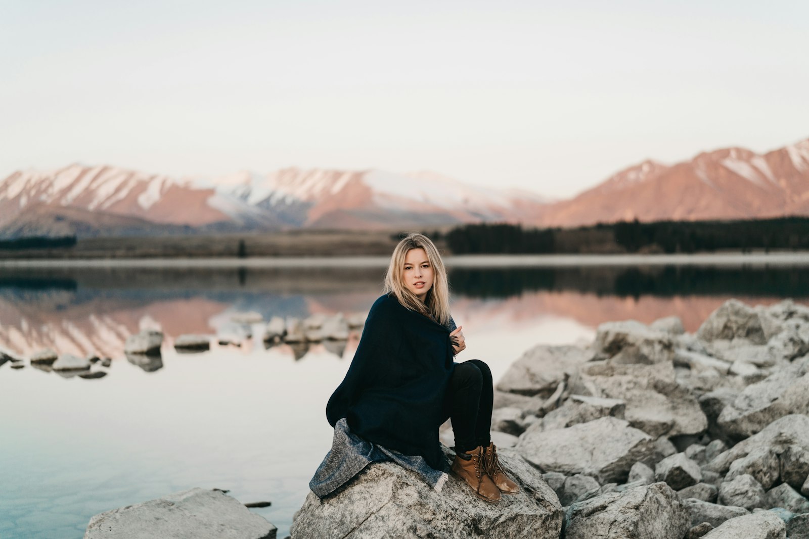 Sony a7R II + Sony Planar T* FE 50mm F1.4 ZA sample photo. Woman in black sitting photography