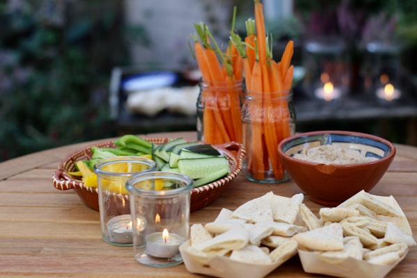Baby-worteltjes met hummus
