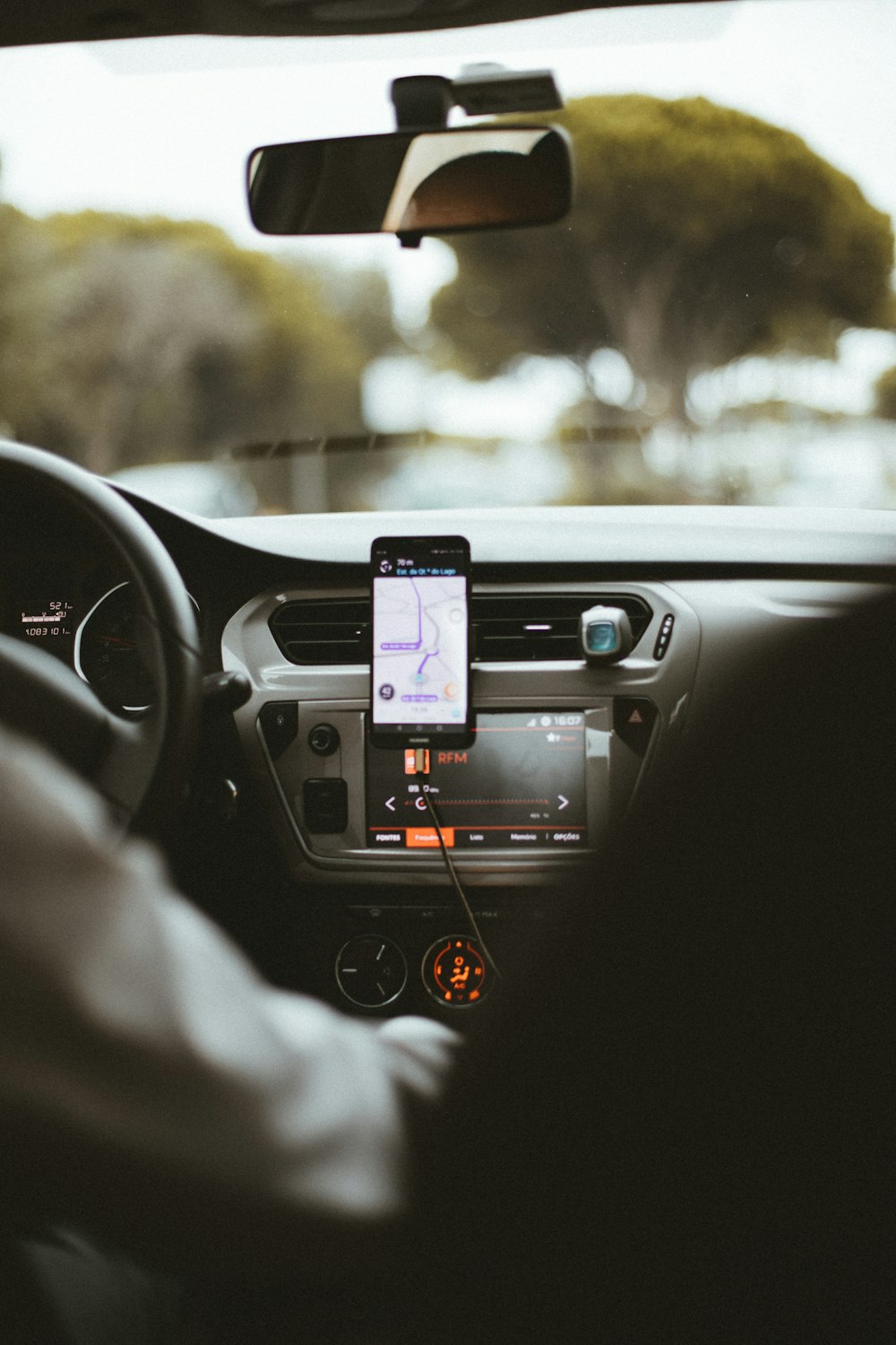 Soporte para smartphone en el interior del coche