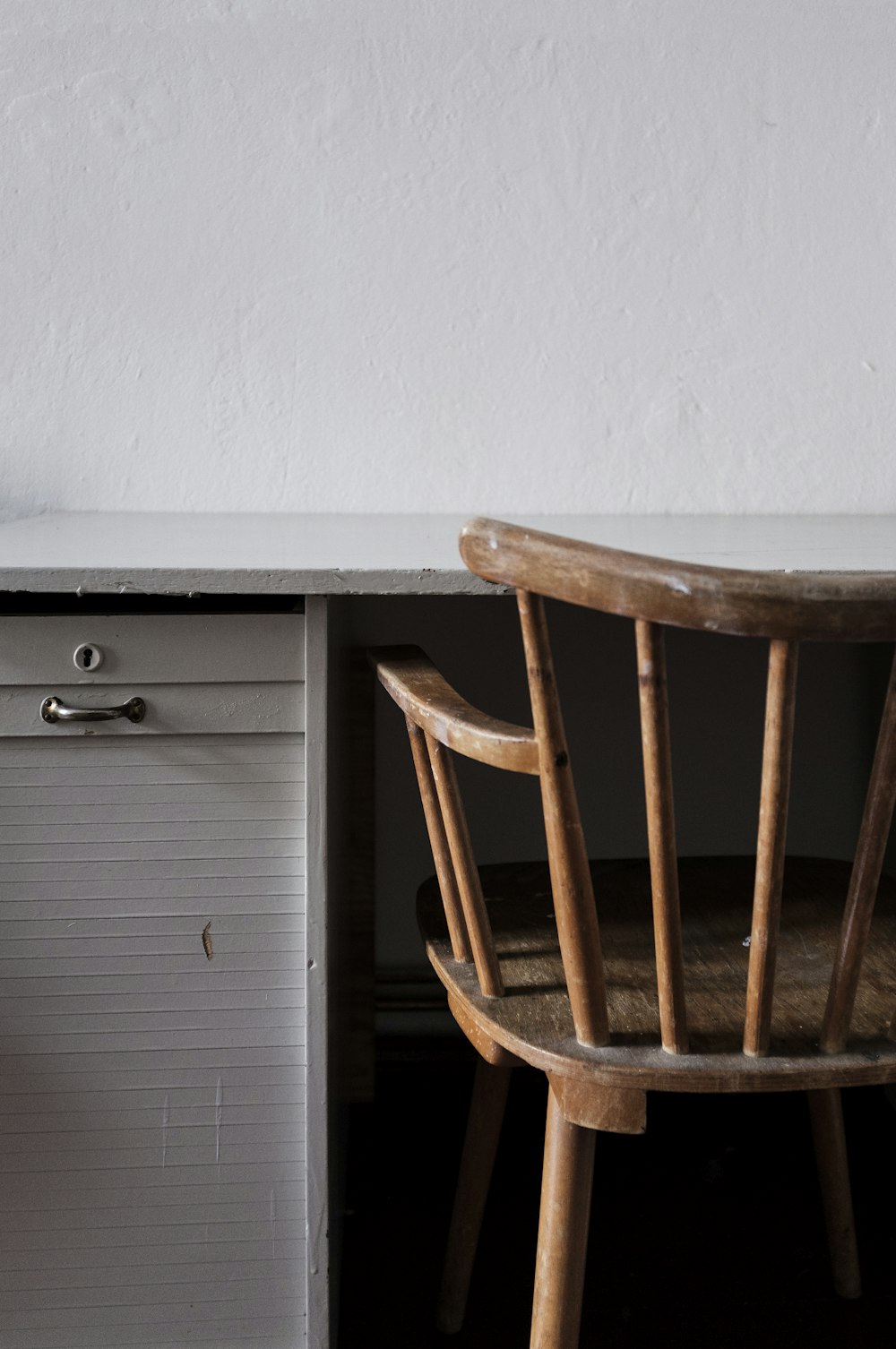 brown wooden smoker's bow chair