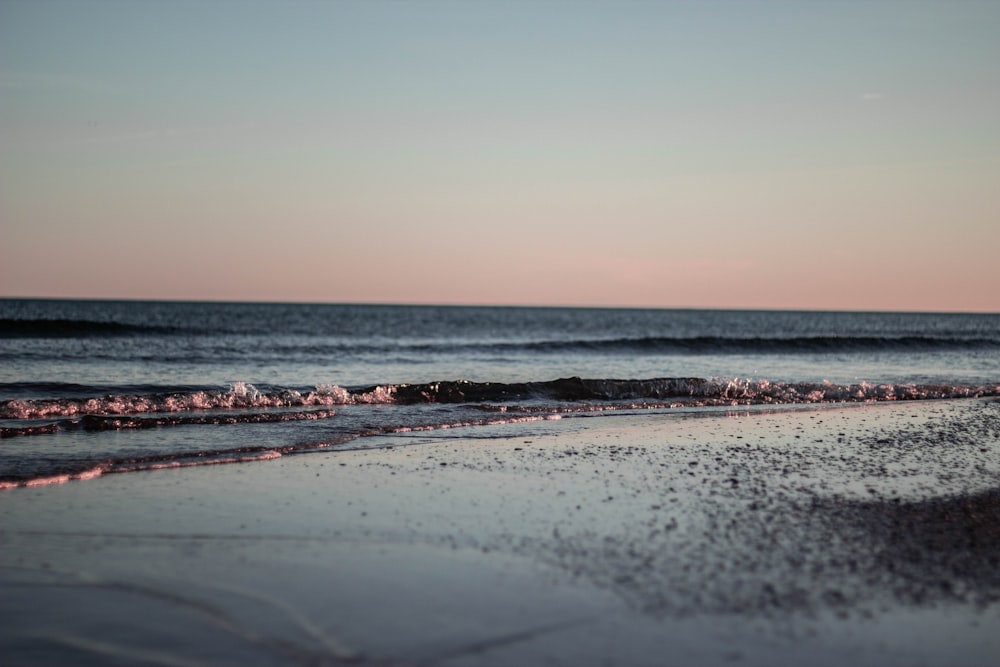 waves crashing on shore during daytime