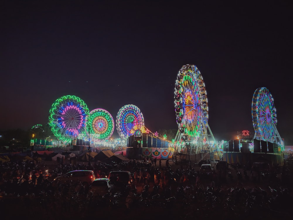 roda gigante iluminada durante o nightime