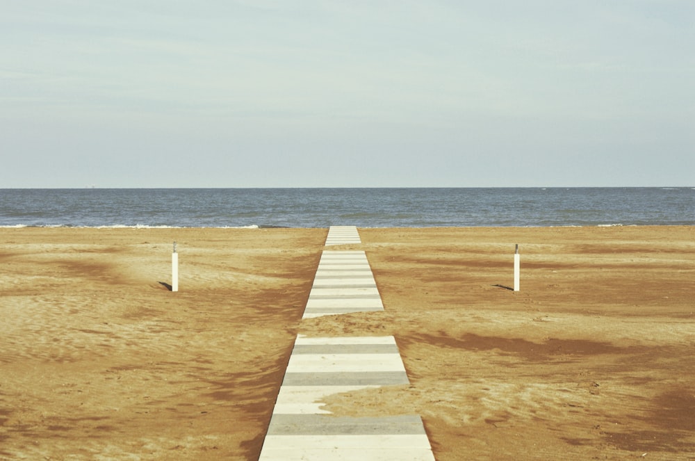 Quai de plage en bois blanc