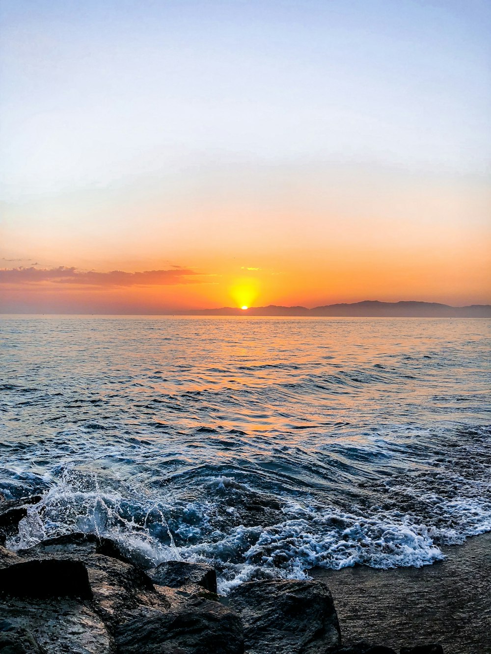 Riva del mare durante il tramonto