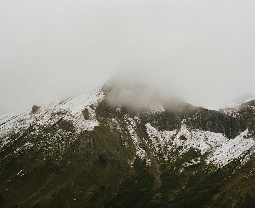 Photographie aérienne de montagne