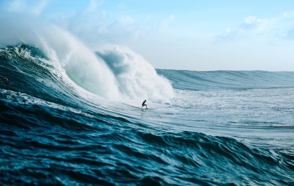 Mann surft auf Meereswellen zu