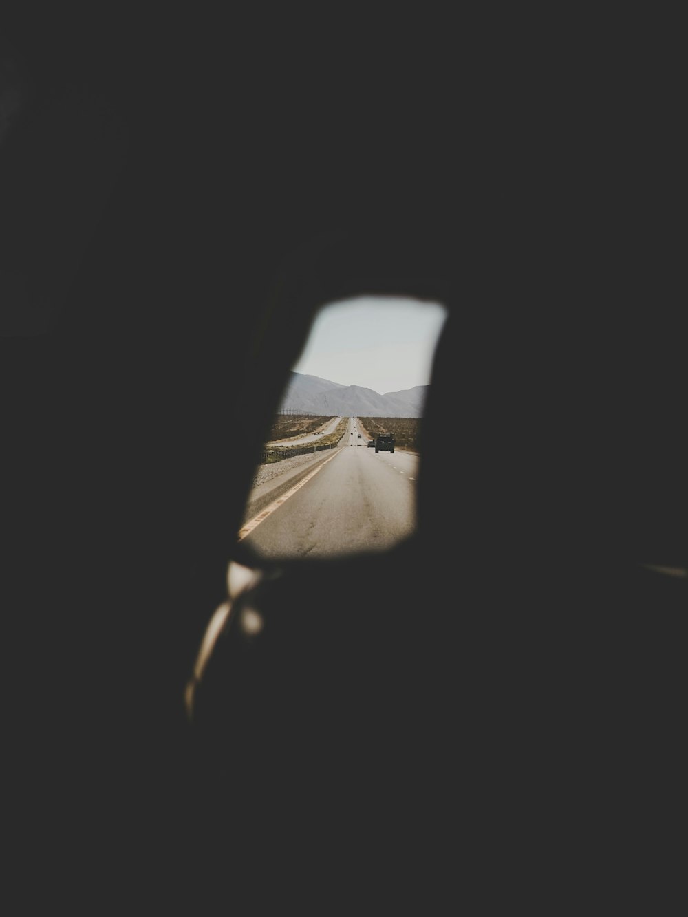 Una vista de una carretera desde el interior de un vehículo