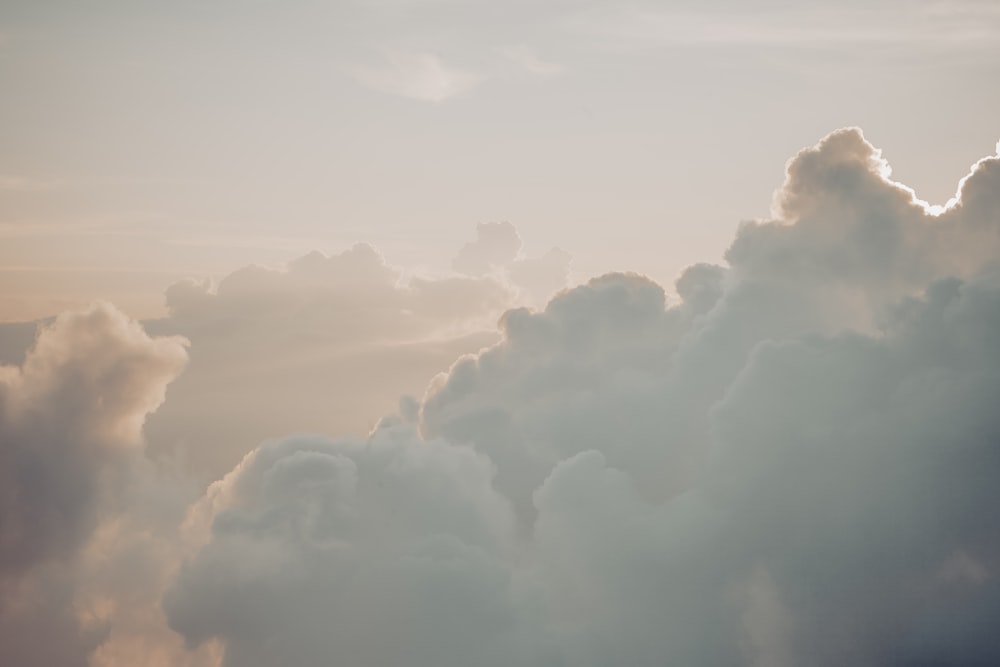 weißer, bewölkter Himmel